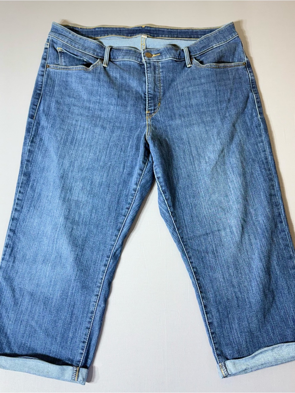 Levis Womens Plus Size 18W Cuffed
Denim Capri Jeans Blue Stretch